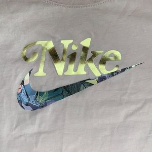 NWT Women’s Nike Tee Shirt M Medium Pink